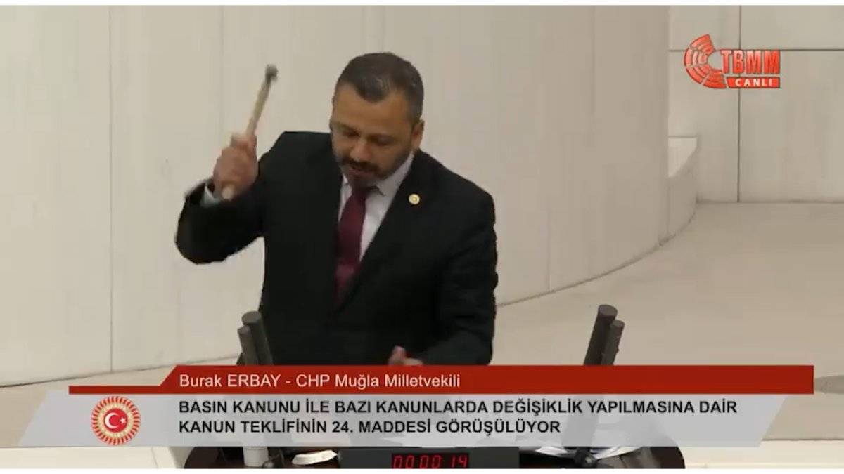 CHP’li Erbay, meclis kürsüsünde telefonunu kırdı