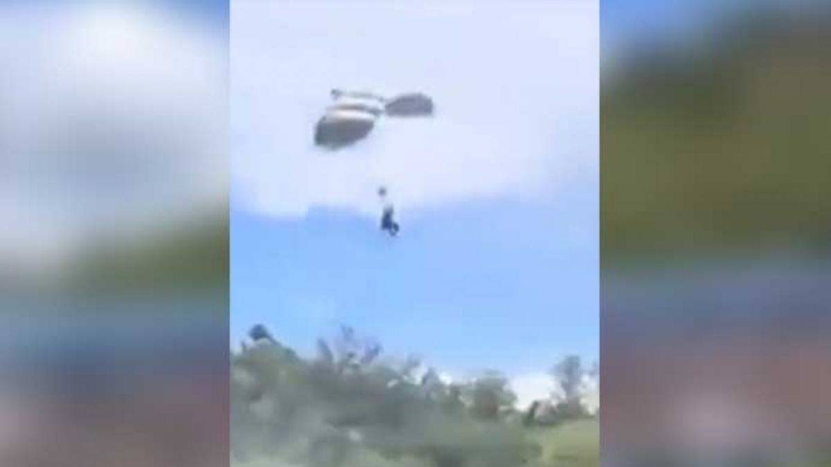 Uganda devlet kutlamasında paraşütçülerin hiçbiri sahaya inemedi