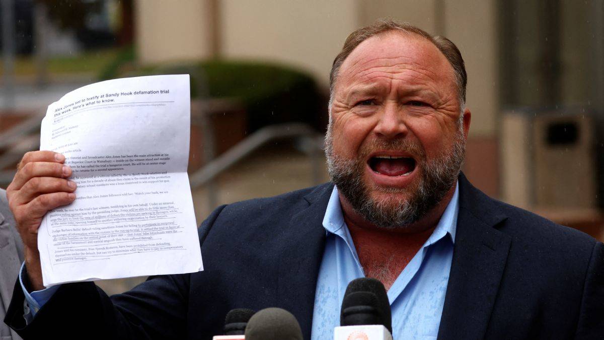 Okul katliamına 'düzmece' dedi, milyon dolarlık ceza geldi