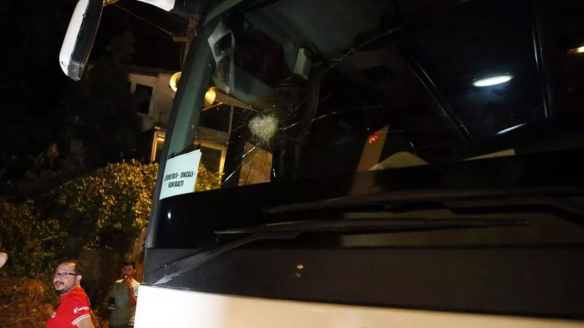 Alanya'da taraftarları taşıyan otobüslere taşlı saldırı