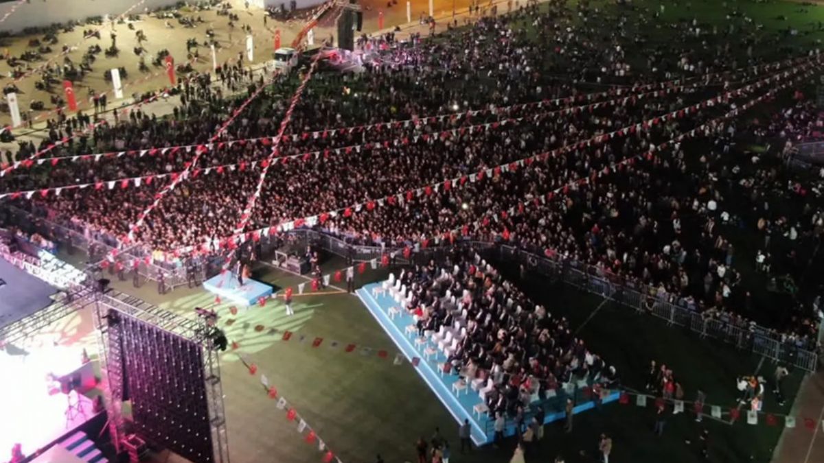 İngiltere'nin ''gitmeyin'' uyarısı yaptığı Şırnak'taki konsere 20 bin kişi katıldı