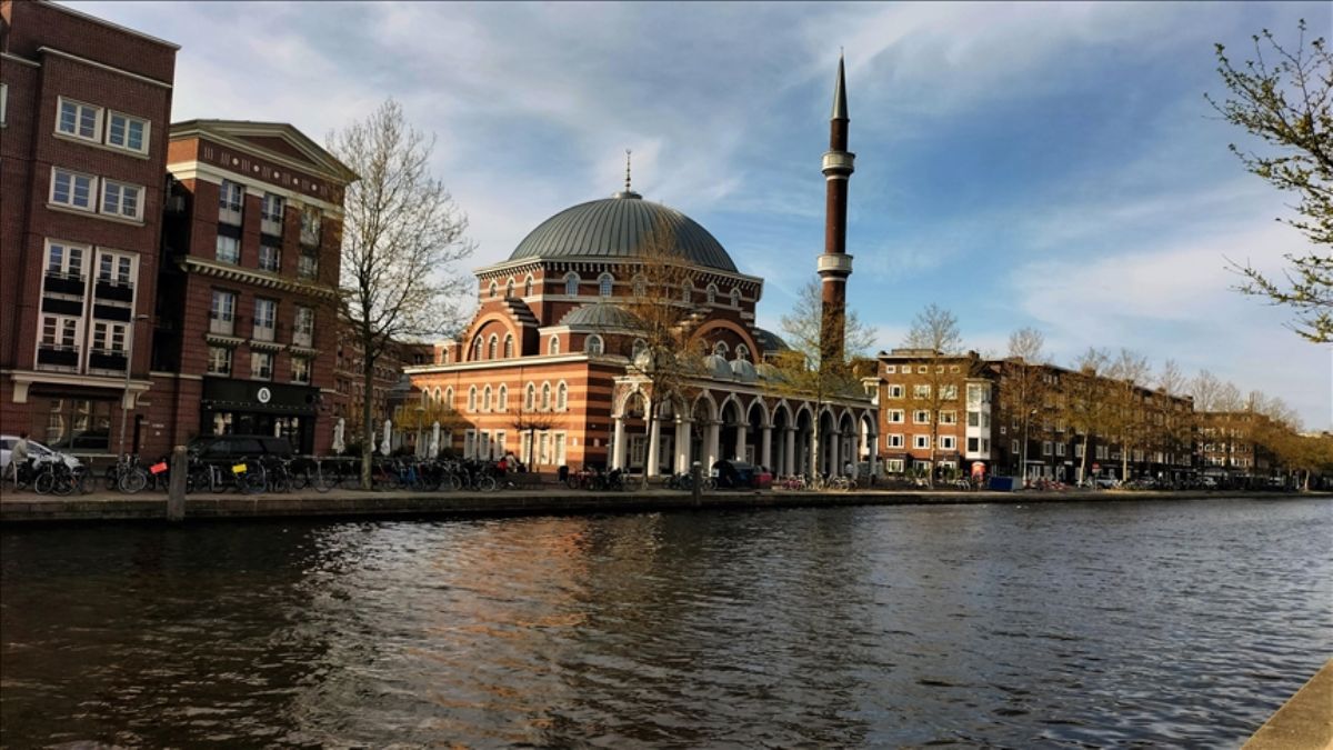 Amsterdam'daki camilere LGBT baskısı
