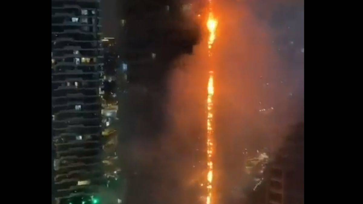 В стамбуле загорелся небоскреб. Стамбул горит. Пожар в небоскребе. Стамбул горит. Хайдарпаша вокзал стамбул пожар.