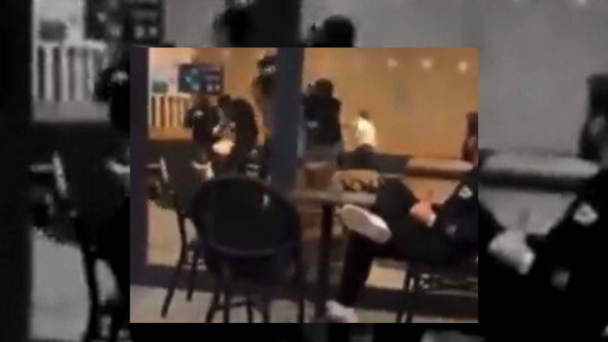 Starbucks’ta müşteriler birbirine girerken bacak bacak üstüne atıp izledi