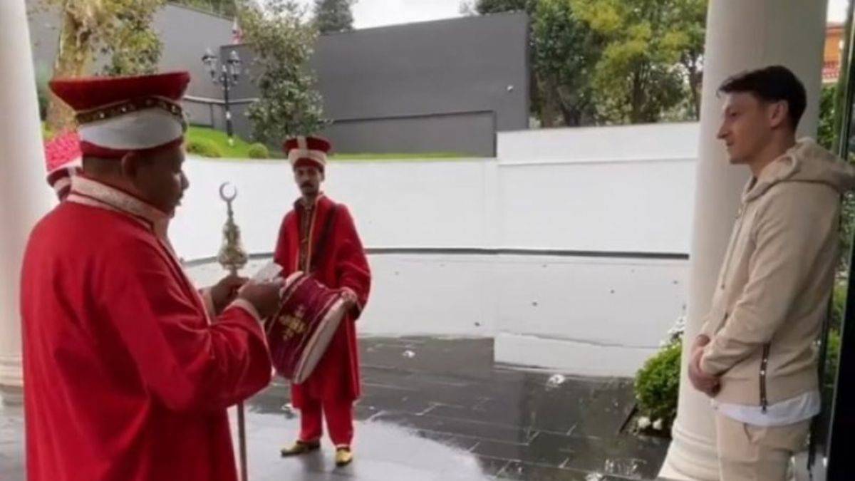 Mesut Özil’e mehterli doğum günü kutlaması