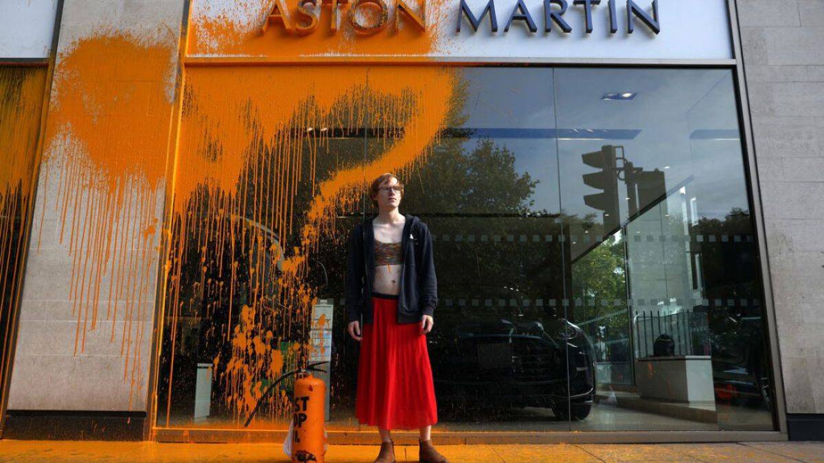 İklim aktivistleri ne yapacağını şaşırdı, bu sefer de galeriye saldırdılar