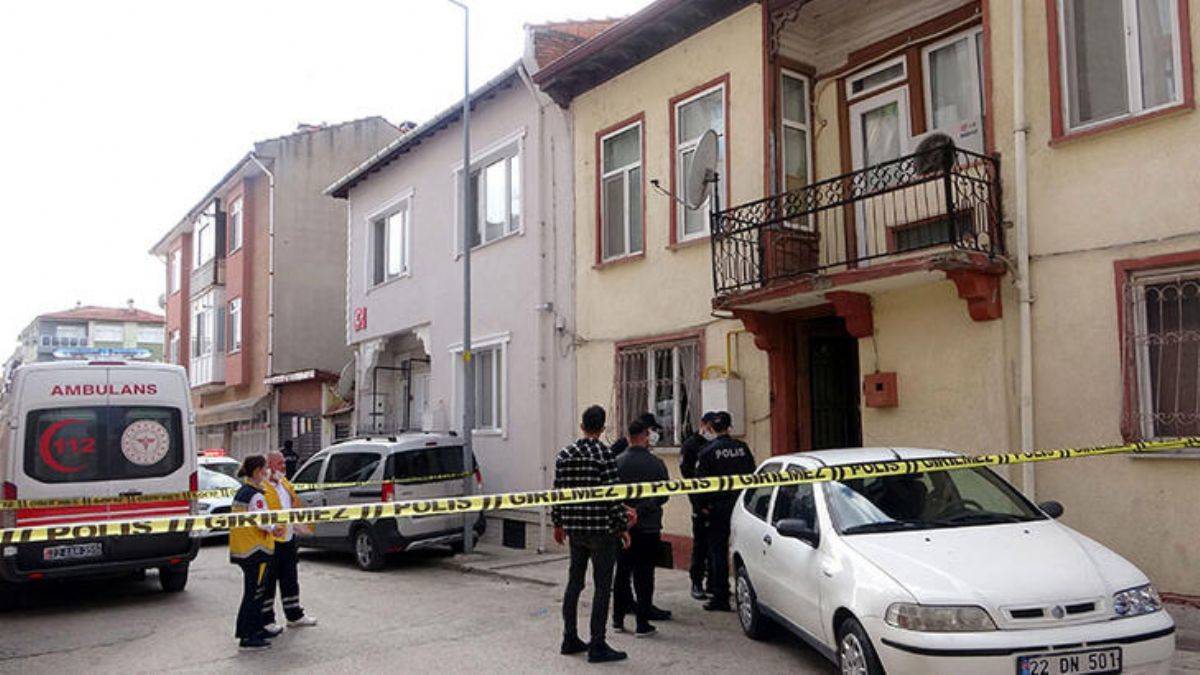 Ziyaretine gelen yakınları tarafından evinde ölü bulundu