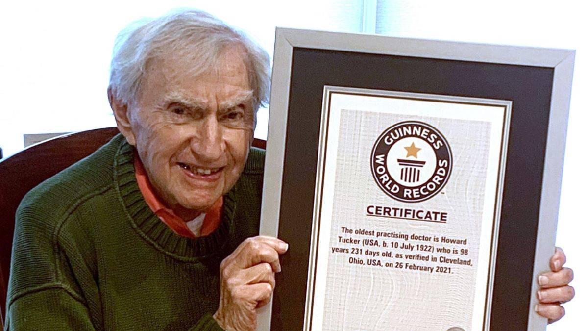 Dünyanın en yaşlı doktoru hâlâ hasta bakıyor