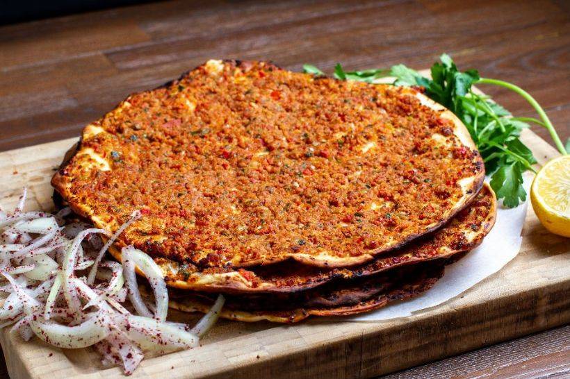 Tavada lahmacun nasıl pişirilir? Tava lahmacunu malzemeleri nelerdir? Lahmacun tavada kaç dakikada pişer?