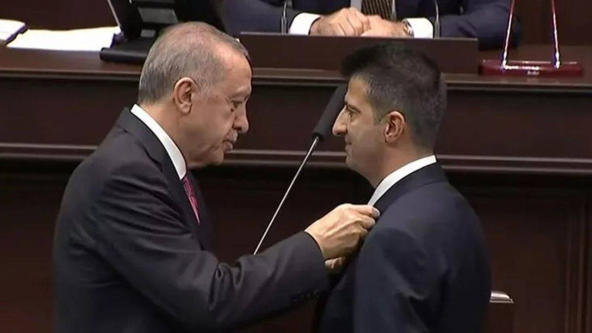 Cumhurbaşkanı Erdoğan, Mehmet Ali Çelebi’ye AK Parti rozeti taktı