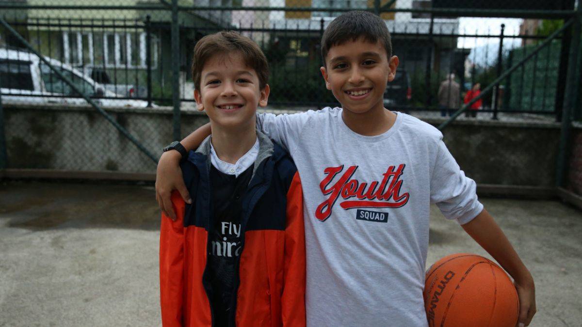 Arkadaşının hayatını Heimlich manevrasıyla kurtardı