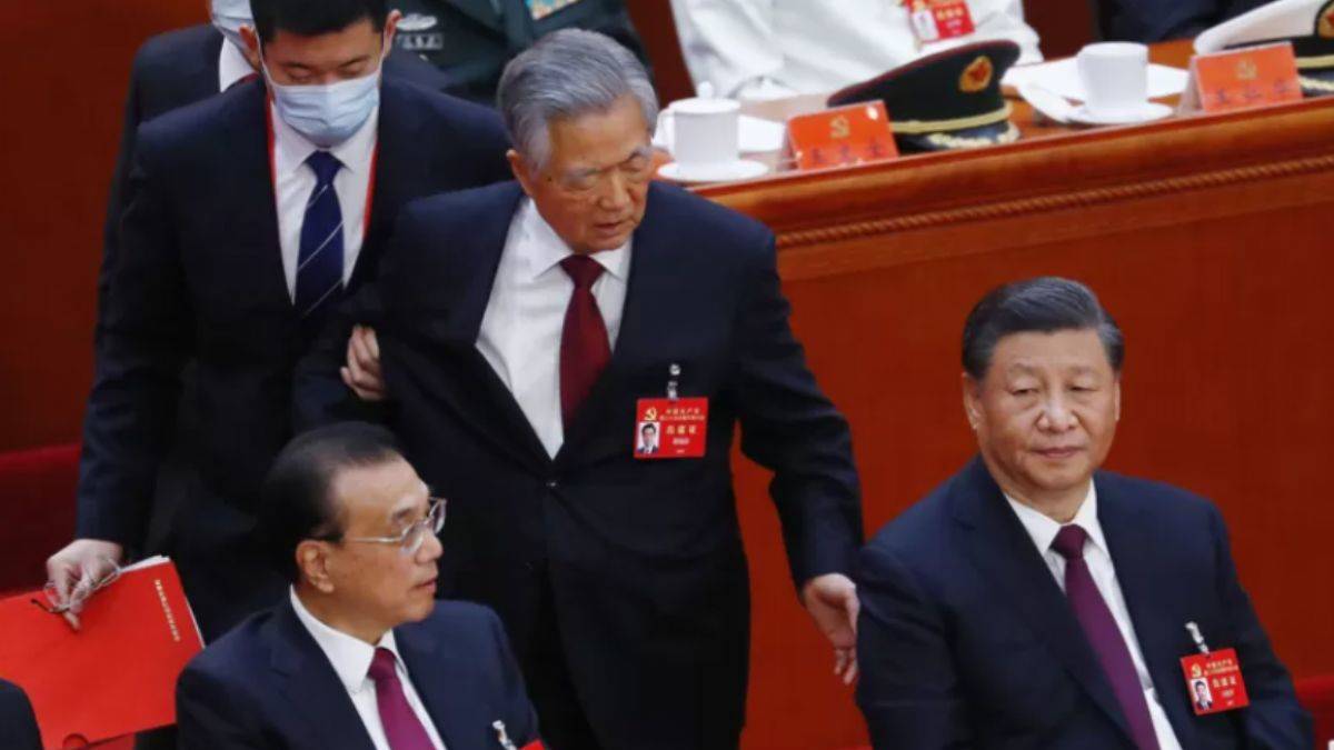 Çin’in eski lideri kongreden zorla çıkarıldı