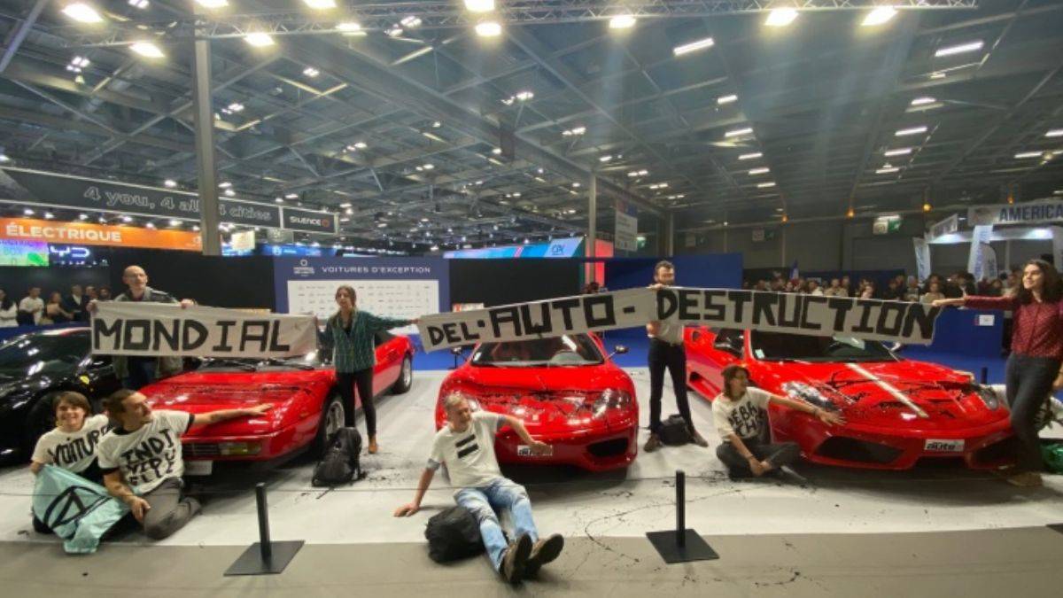 ‘Çevreciler’ ilginç eylemlere devam ediyor! Bu sefer de ellerini araçlara yapıştırdılar