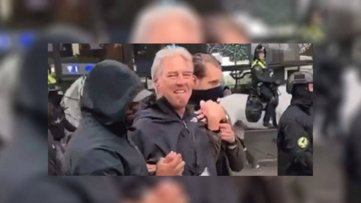 Polis Kuran'ı Kerim yakılmadan aldı ve Pegida liderini tutukladı