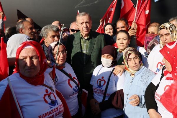 Erdoğan, Diyarbakır anneleriyle bir araya geldi