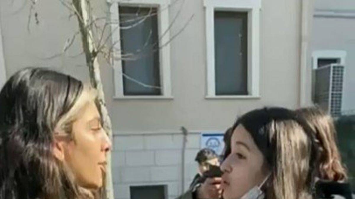 Genç kızlar kavga etti erkekler seyretti