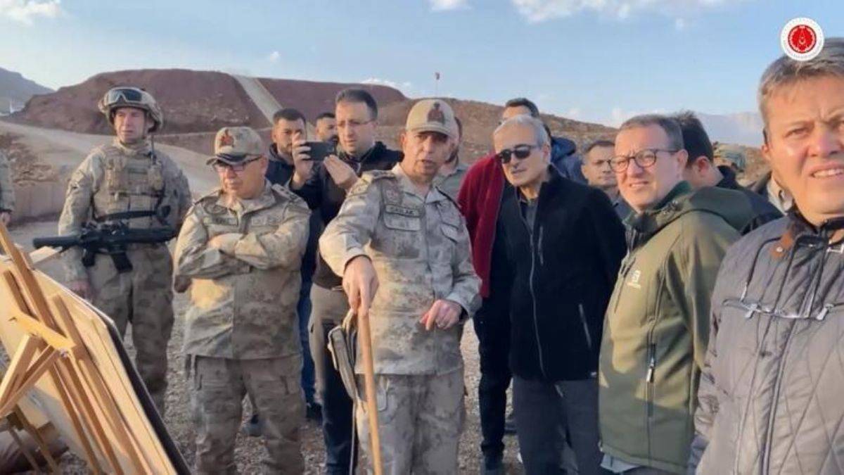 İsmail Demir, üs bölgelerinde jandarmanın kullandığı savunma sistemlerini inceledi