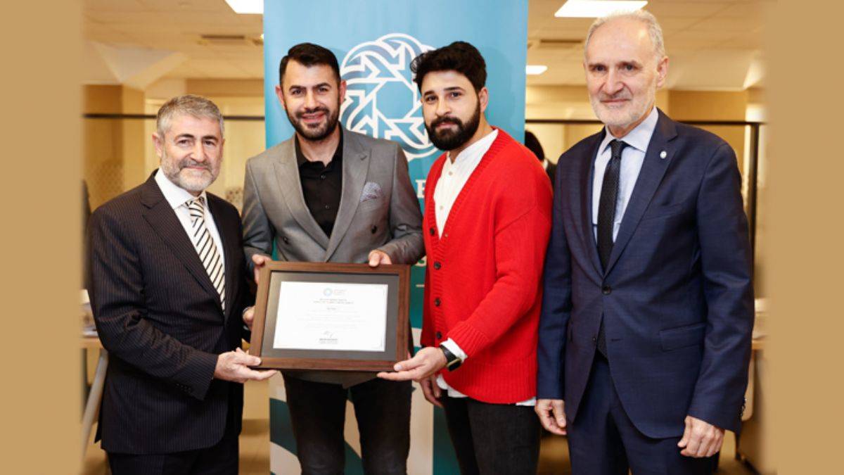 İTO'nun 700 bininci üyesine sertifikasını Bakan Nebati takdim etti