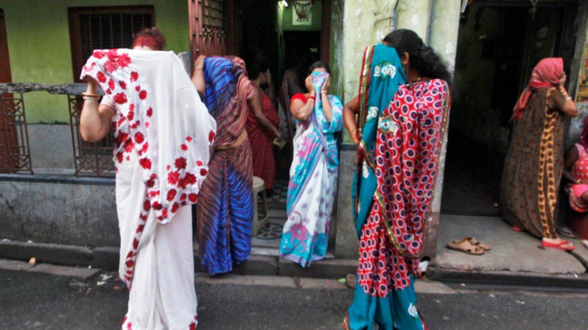 Borçları karşılığında kızlarını satıyorlar