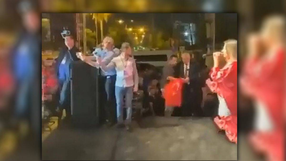 Zeydan Karalar’dan tepki çeken hareket! Türk bayrağını yere attı