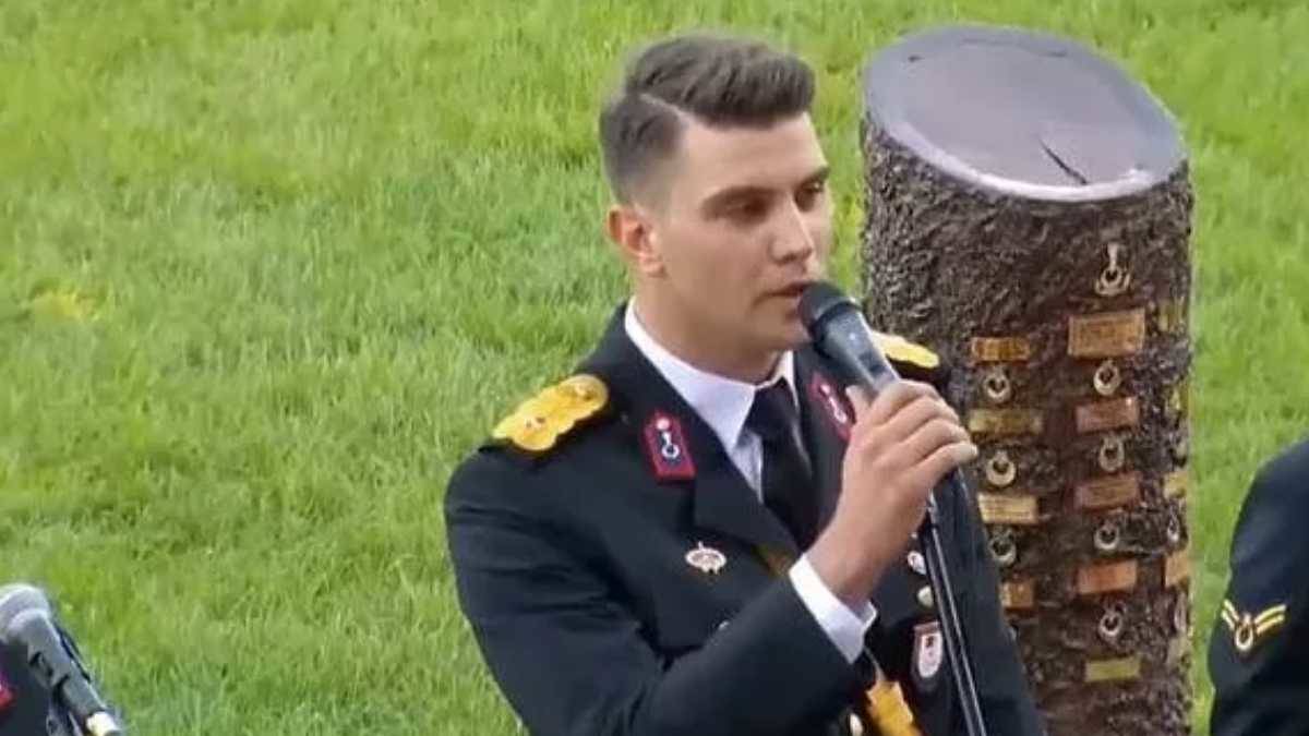 Tarkan 'Sabret İnci Tanem' şarkısı söyleyen asker kim? Teğmen Ahmet Hamdi Öğüt'ten muhteşem Tarkan performansı