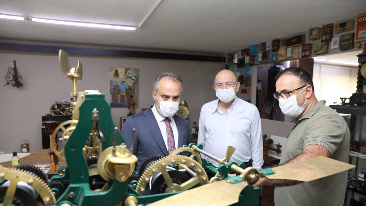 Kuledeki 400 kiloluk asırlık saat, ilk günkü gibi çalışmaya başladı