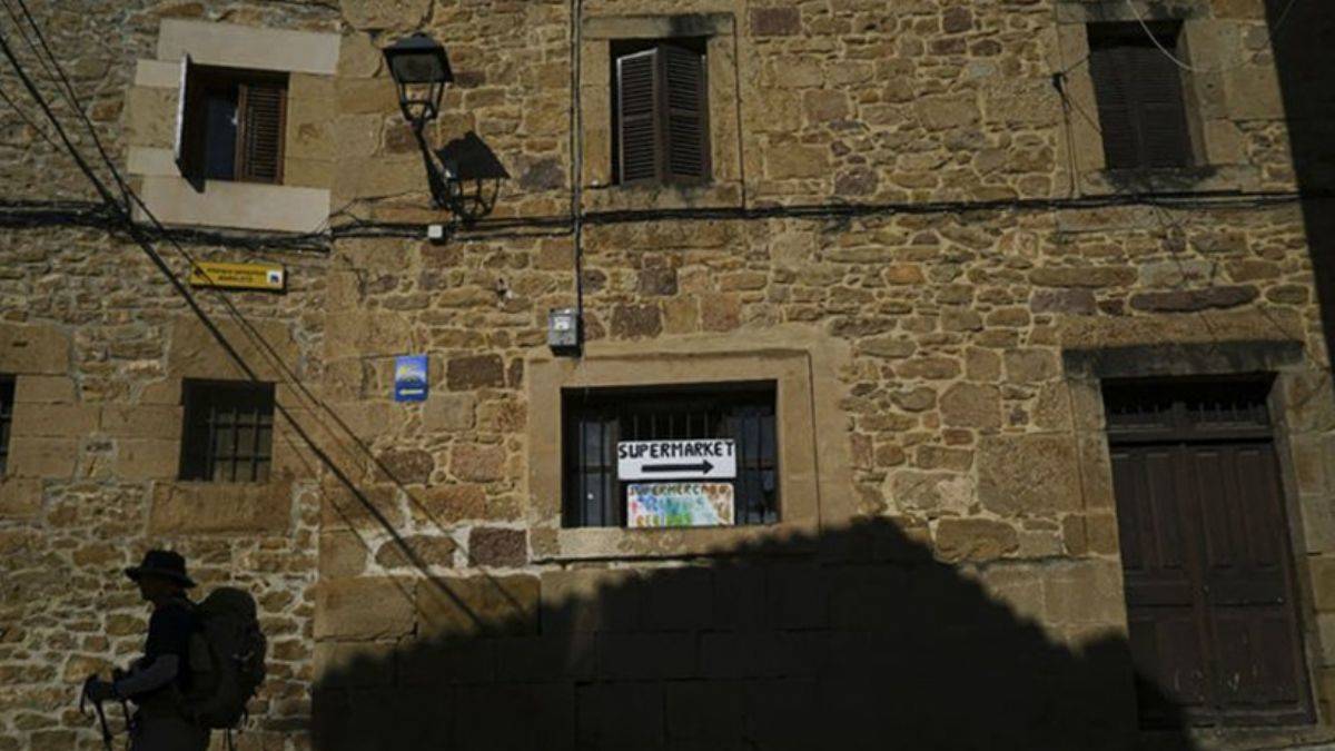 Onlarca ev, okul ve otelin olduğu köy 260 bin avroya satılacak