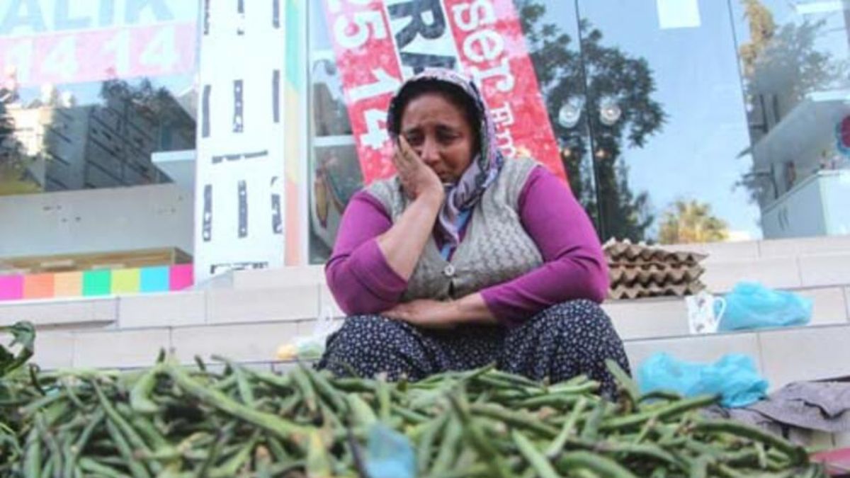 Parası ve telefonu çalınan seyyar satıcı kadından alışveriş için kuyruğa girdiler