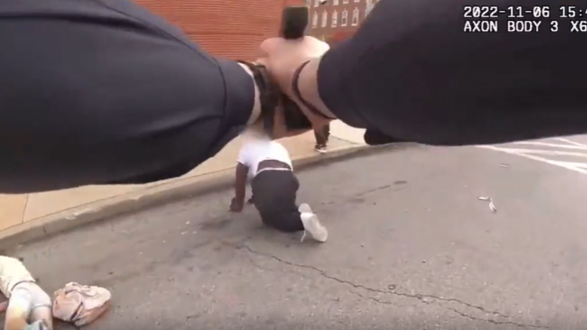 ABD polisi bıçaklı saldırgana bir şarjör mermi boşalttı