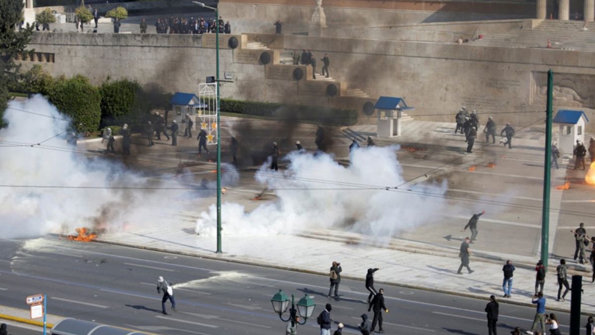 Yunanistan karıştı! Binlerce kişi sokaklara indi!