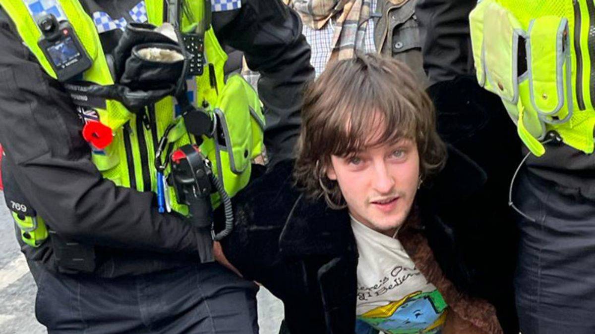 Kral Charles'a yumurta fırlatan genç konuştu