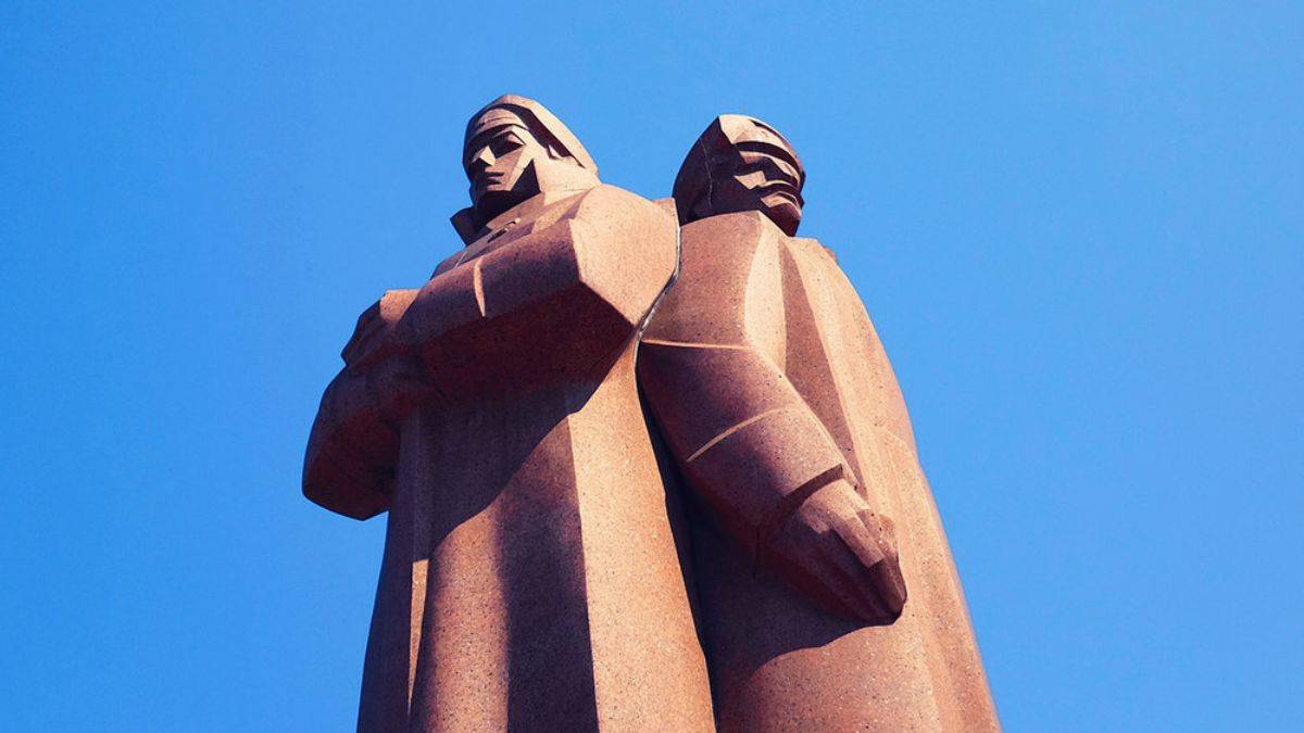 Doğu Avrupa'yı Sovyet anıtları böldü