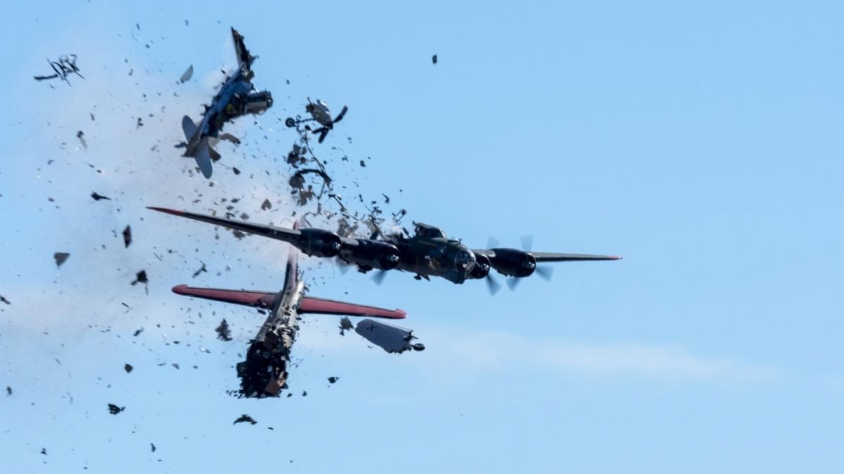 Havada çarpışan iki uçaktaki 6 kişi öldü