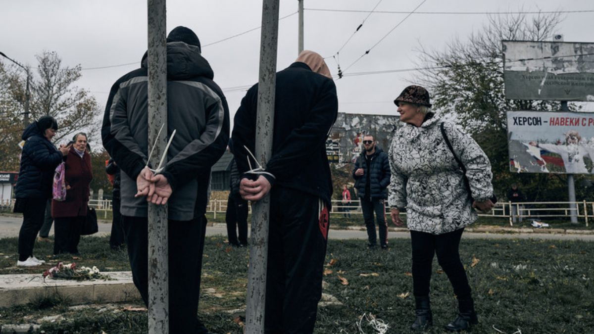 Ukraynalılar 'işbirlikçileri' direğe bağladı