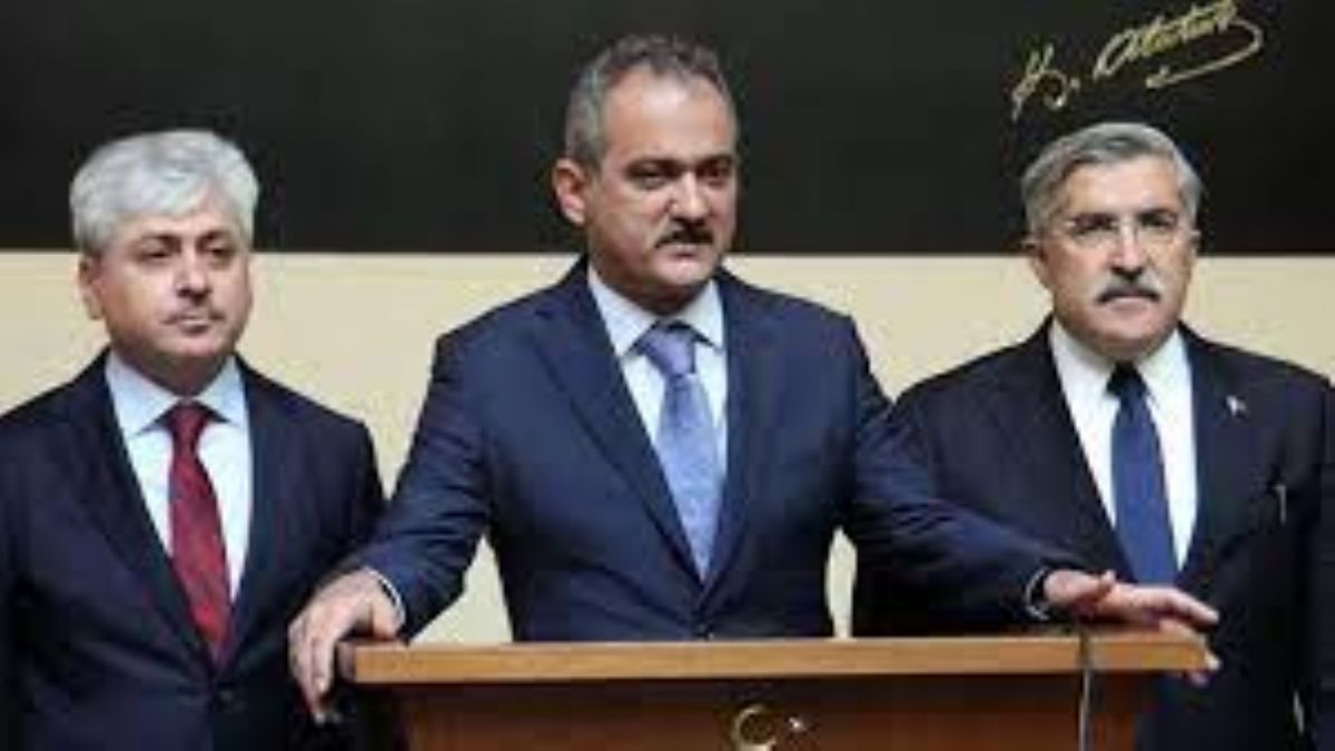 Mahmut Özer ne yaptı neden gündem oldu? Milli Eğitim Bakanı Mahmut Özer öğretmenin uzattığı çiçeği neden almadı?