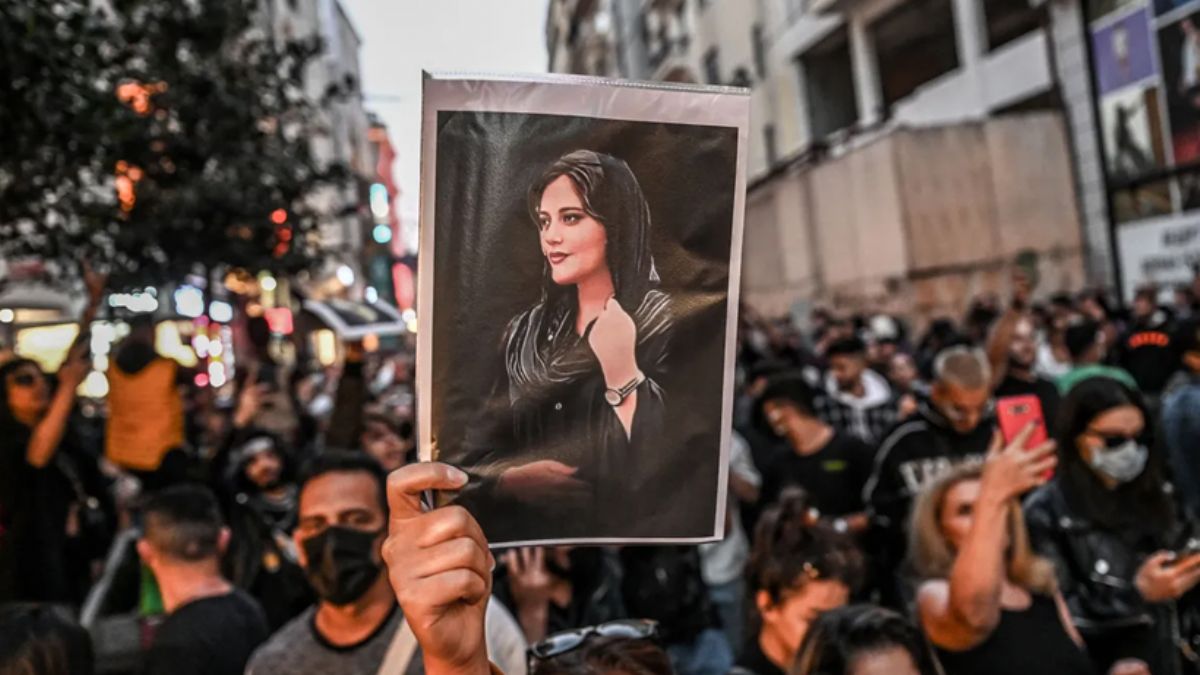 İran'da protestolar devam ediyor! Göstericiler bir albayı öldürdü