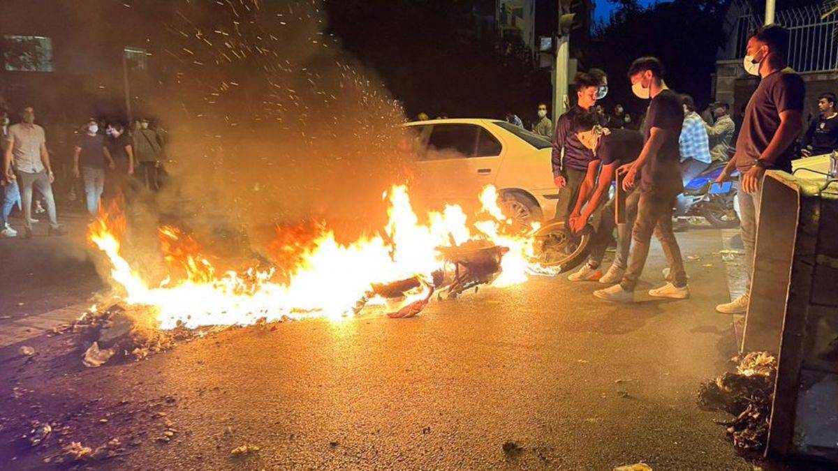 İran’da polislere 2 ayrı silahlı saldırı: 7 ölü, 13 yaralı