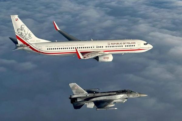 Polanya Dünya Kupası'na F-16 eşliğinde gitti