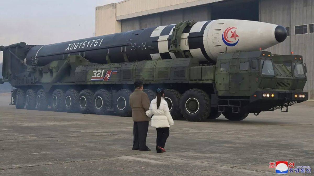 Kim füzeleri incelemeye kızıyla gitti