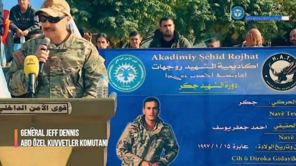 ABD'li komutan törende teröristleri tebrik etti