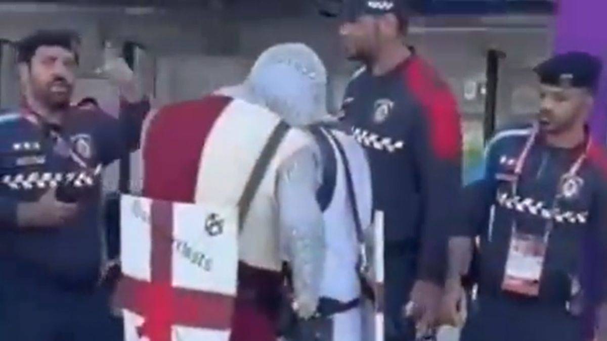 'İngiliz haçlılar' Katar'da ortalığı karıştırdı