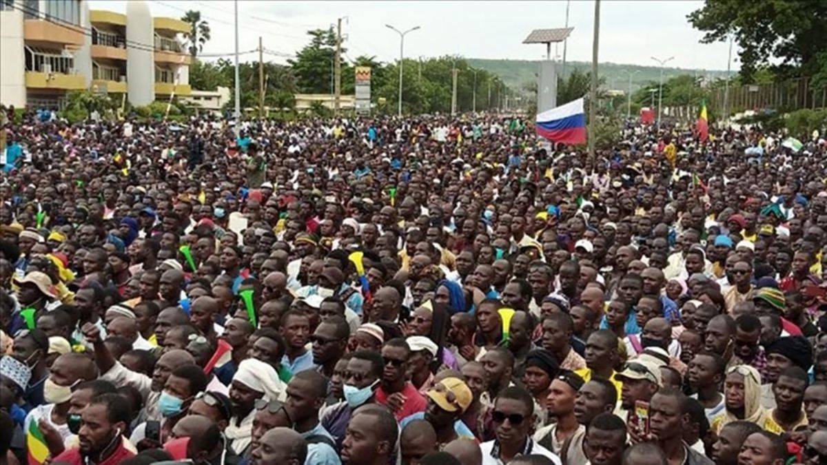 Rus bayrağı sallanırken, Fransız bayrağını yakıyorlar