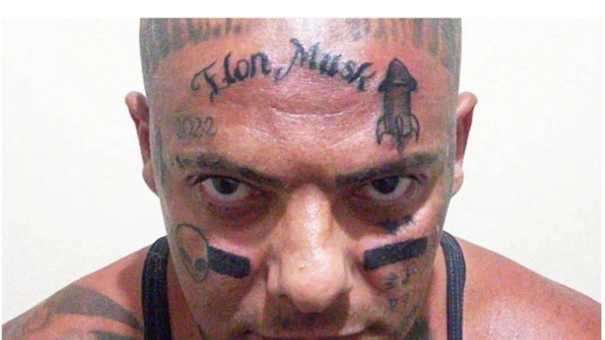 Elon Musk'ın adını alnına yazdırdı