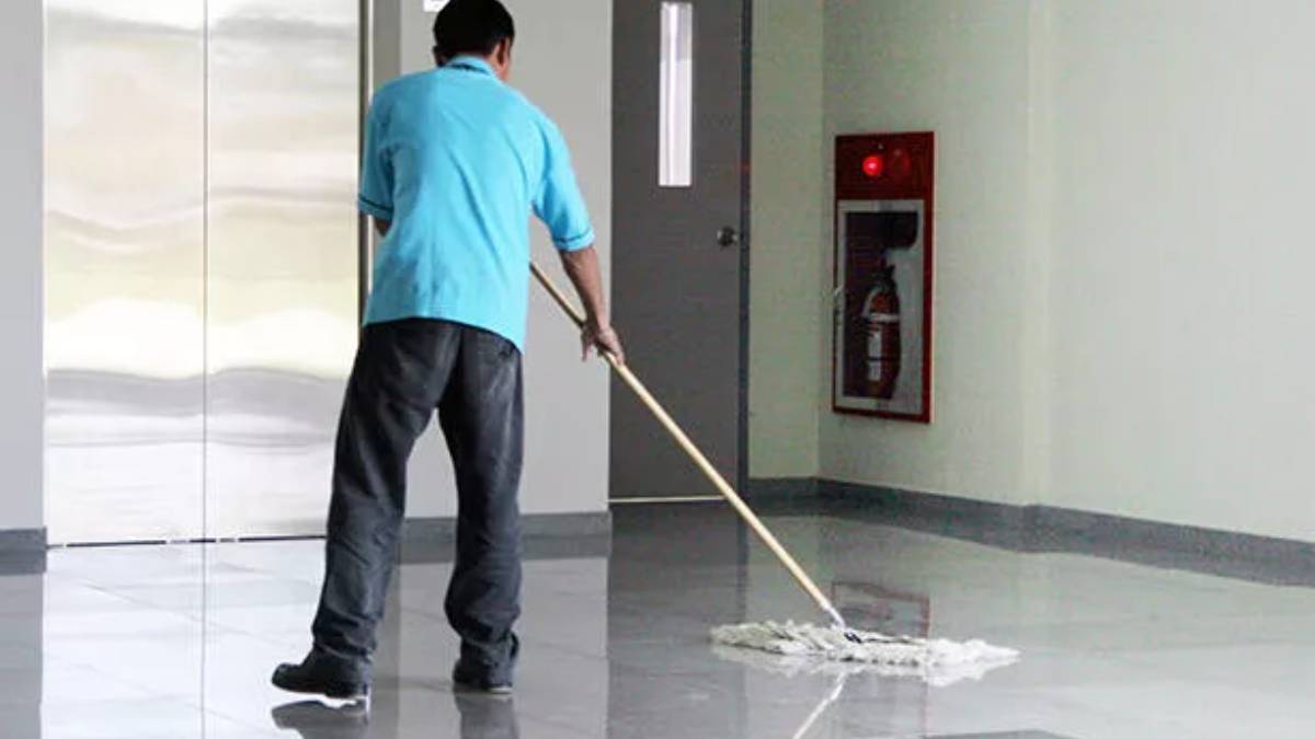 Devlet hastanesi temizlikçi kaç saat çalışır? Temizlik görevlisi işçi (personeli) hafta sonu tatil mi? Resmi tatillerde çalışılır mı mesai var mı?