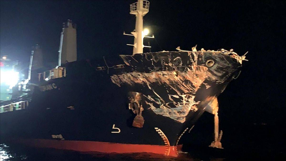 İstanbul Boğazı'nda iki gemi çarpıştı