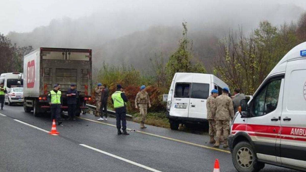 Askerleri taşıyan minibüsle kamyon kaza yaptı: Yaralılar var!