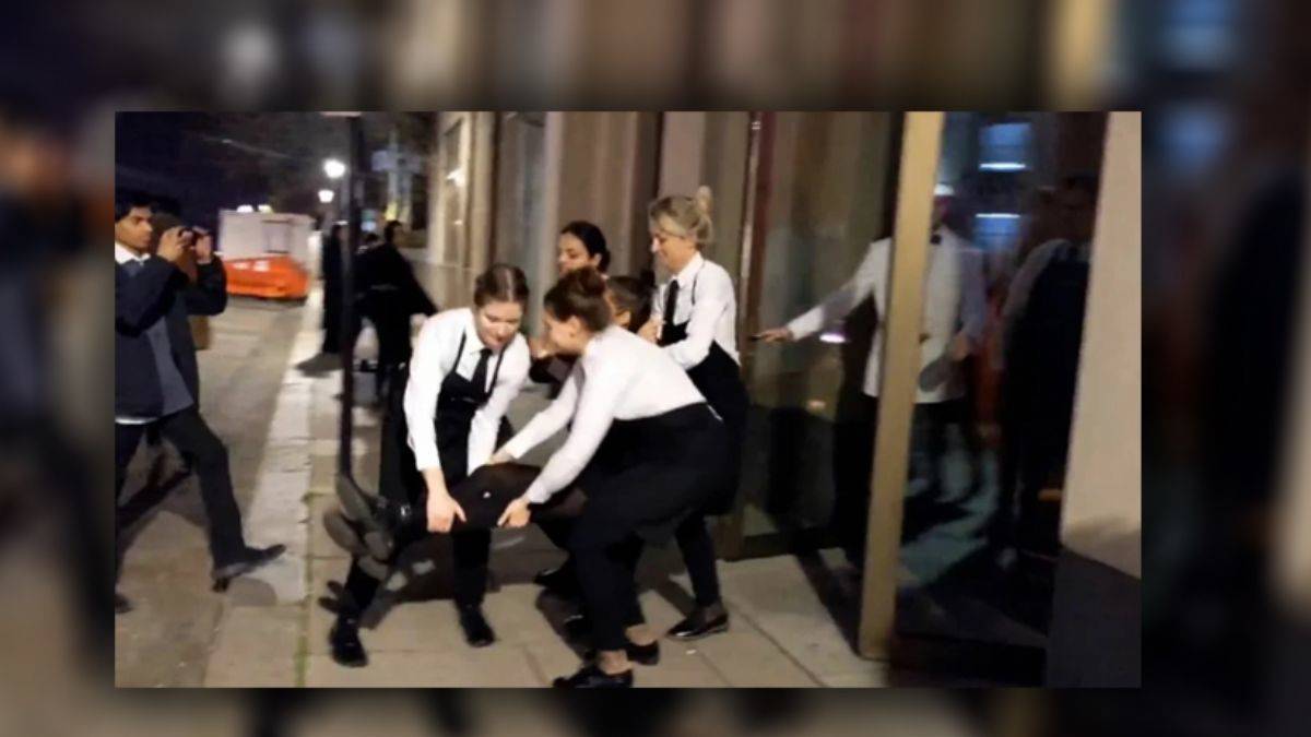 Aktivistler Nusr-et’in Londra'daki restoranını bastı!