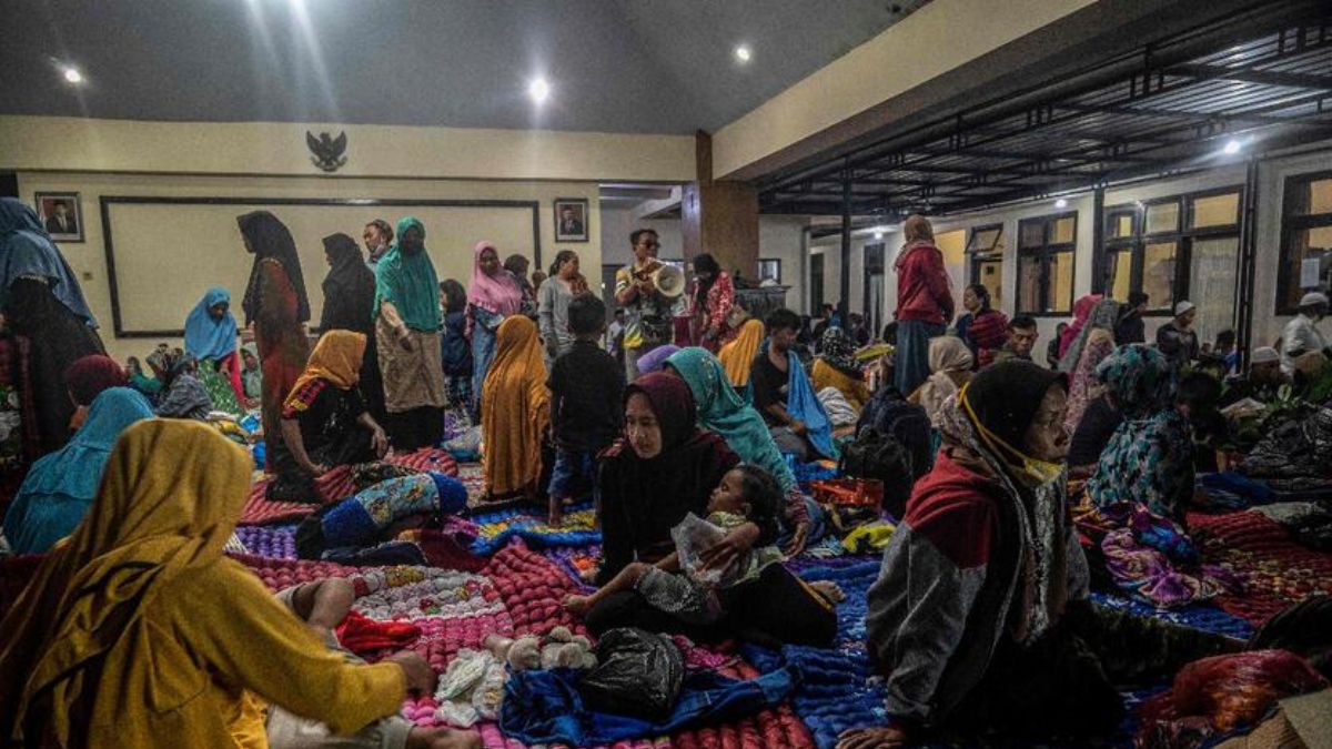 Endonezya’da Semeru Yanardağı patladı, 2 bin kişi tahliye edildi