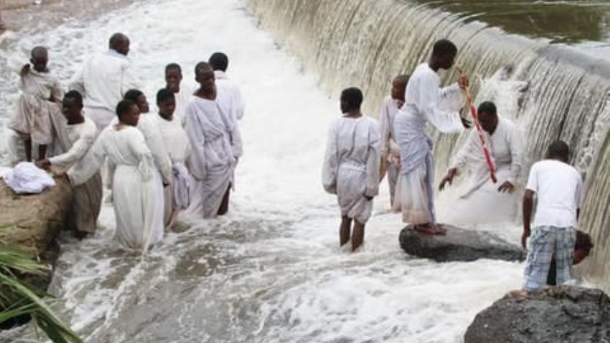 Nehirde ayin yapan 14 kişi sele kapılarak öldü