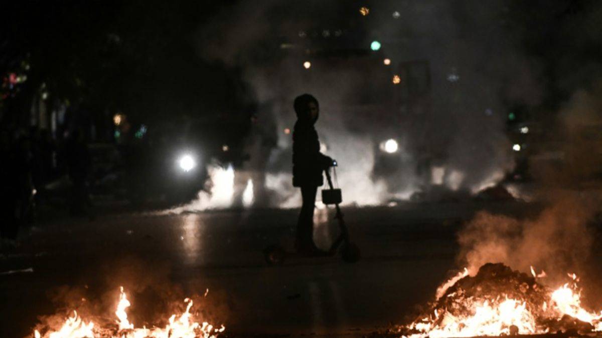 Yunanistan'da polis 16 yaşındaki genci vurdu: Halk sokağa döküldü!